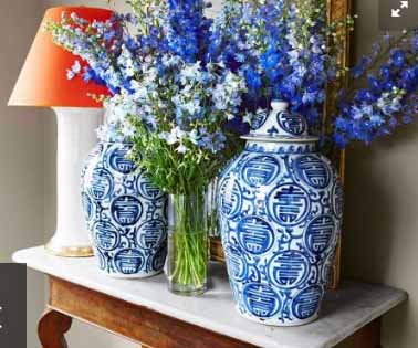 fiori artificiali tavolo blu